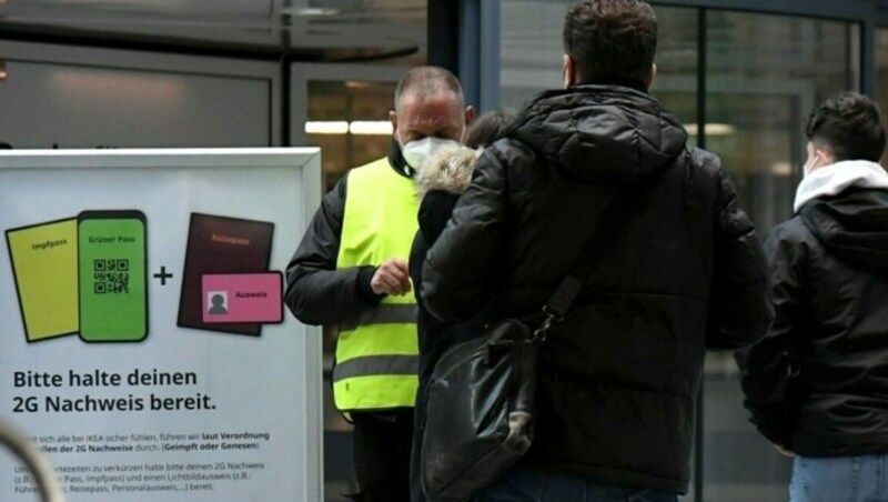 Die 2G-Kontrollen sind für die Mitarbeiter im Handel eine nicht zu unterschätzende Belastung. (Bild: P. Huber)