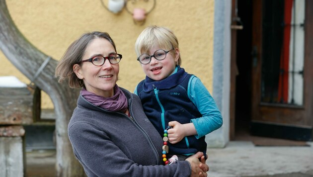 Anette Schatzmann mit ihrem Sohnemann Etienne (4). (Bild: Tschepp Markus)