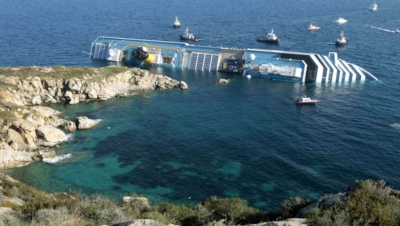 Das 290 Meter lange Schiff kam vor der italienischen Insel Giglio schräg zum Liegen. (Bild: Gregorio Borgia)