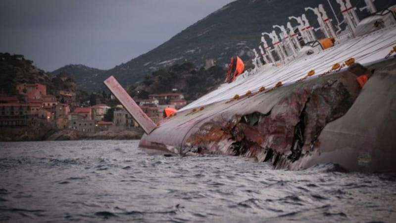 „Wie ein Erdbeben“: Das Schiff wurde seitlich aufgeschlitzt (Bild: EXPA/ laPresse/ Federico Scoppa)