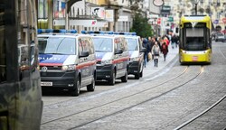 Linz als Hauptstadt der Demos – erst am Dienstag blockierte ein Auto aus Protest gegen die Coronamaßnahmen eine Bim. (Bild: Alexander Schwarzl)