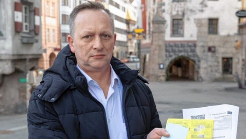 Seine Booster-Impfung wird Mario Moser nicht im Grünen Pass angerechnet, weil der Termin zu früh war. Ähnlich ergeht es einem weiteren Tiroler. (Bild: Christian Forcher, Krone KREATIV)