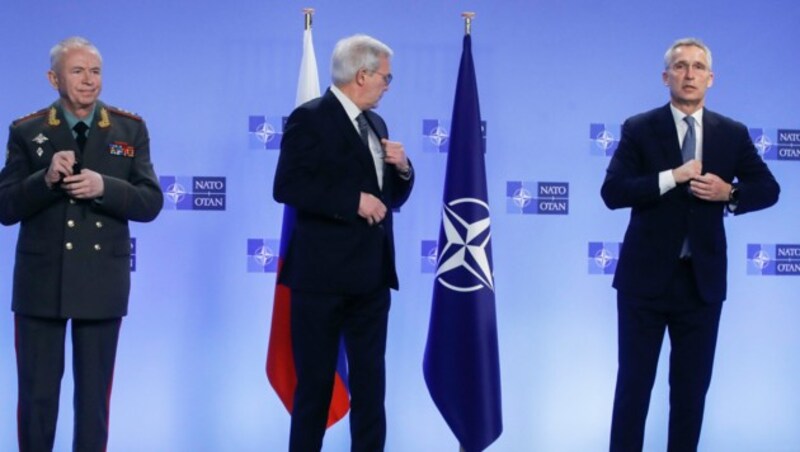 Die Differenzen zwischen NATO-Generalsekretär Jens Stoltenberg (rechts) und dem russischen Vize-Außenminister Alexander Gruschko sind weiterhin immens. (Bild: AP/Olivier Hoslet)