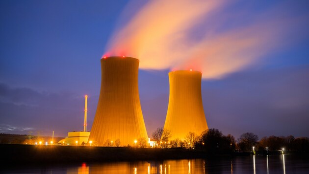 Das Kernkraftwerk Grohnde im Weserbergland bei Hameln, das nach 36 Jahren endgültig vom Netz ging (Bild: APA/dpa/Julian Stratenschulte)