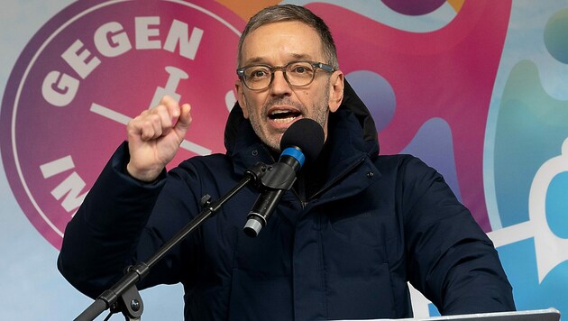 FPÖ-Obmann Herbert Kickl bei einer Demo gegen die Corona-Maßnahmen in Innsbruck (Bild: APA/DANIEL LIEBL)