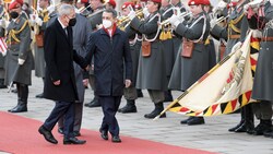 Der Schweizer Präsident Ignazio Cassis und Bundespräsident Alexander Van der Bellen beim Empfang mit militärischen Ehren (Bild: APA/ROLAND SCHLAGER)