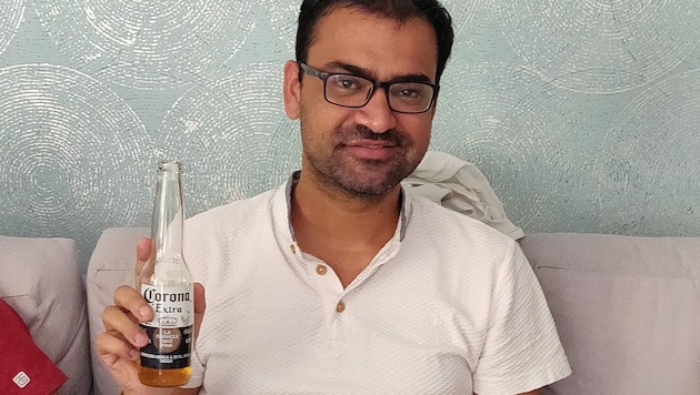 Kovid Kapoor mit einer Flasche Corona-Bier (Bild: AFP)