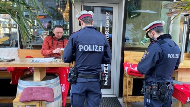 In der Bregenzer Innenstadt kontrollieren die Beamten regelmäßig die Einhaltung der Spielregeln. (Bild: sos)