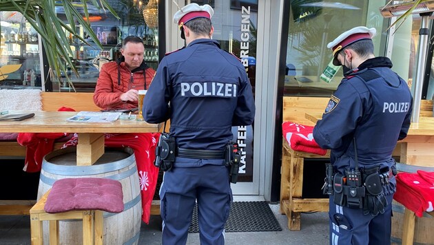 In der Bregenzer Innenstadt kontrollieren die Beamten regelmäßig die Einhaltung der Spielregeln. (Bild: sos)