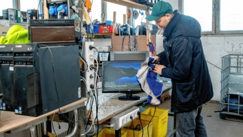 Ökopionier Hauck repariert Waschmaschinen, in Wien werden TV-Geräte vor dem Müll gerettet. (Bild: Imre Antal)