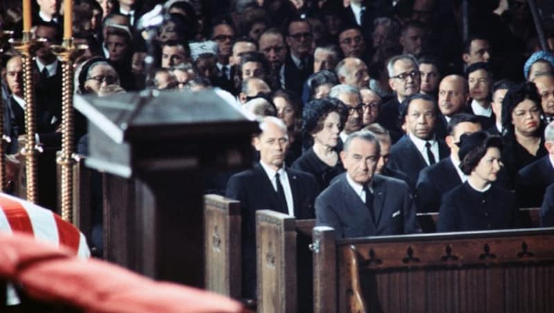 US-Präsident Lyndon Johnson in der ersten Reihe der St. Patrick‘s Cathedral während des Begräbnisses von Robert F. Kennedy in New York City 1968. (Bild: AFP)