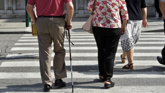 Eine 84-jährige Frau wurde am Freitag auf einem Schutzweg von einem Auto erfasst. (Bild: ©Richtsteiger - stock.adobe.com)