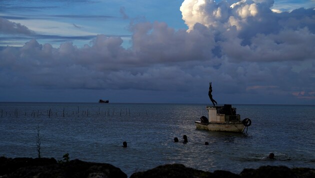 Asche und Gas bildeten Wolken, die mehrere Kilometer hoch aufsteigen können. (Bild: Mary Lyn FONUA / AFP)