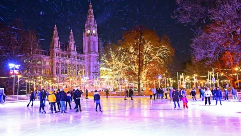 Erleben Sie die stimmungsvolle Atmosphäre beim „Wiener Eistraum“ am Rathausplatz! (Bild: (c) stadtwienmarketing Christian Jobst)