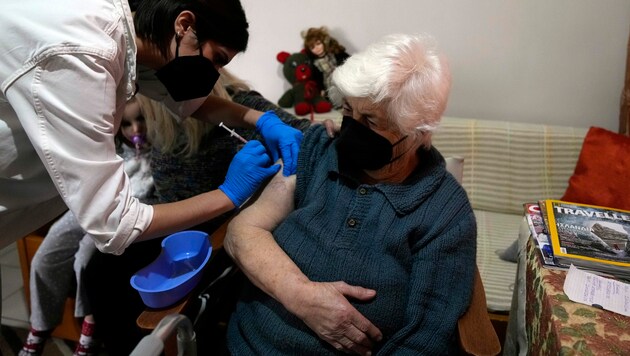 Eine Krankenschwester verabreicht einer Griechin in Athen eine zweite Dosis des Impfstoffs von Biontech/Pfizer gegen Covid-19. (Bild: The Associated Press)