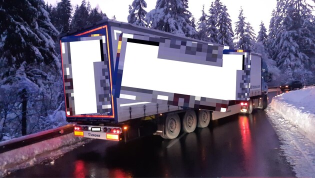 Der Lkw blockierte die Fahrbahn. (Bild: FF Greifenburg)