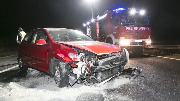Der Wagen des 19-Jährigen endete als Totalschaden. (Bild: Mathis Fotografie
Schweizerstrasse 22
A-6845 Hohenems
mathis@fotovideo.at

UID NR.: ATU 699 20179
IBAN: AT93374610000084400
BIC)