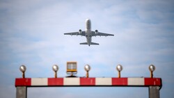 Die Lufthansa führt Tausende Geisterflüge durch, damit sie Abflug- und Landerechte nicht verliert. (Bild: APA/dpa/Sina Schuldt)