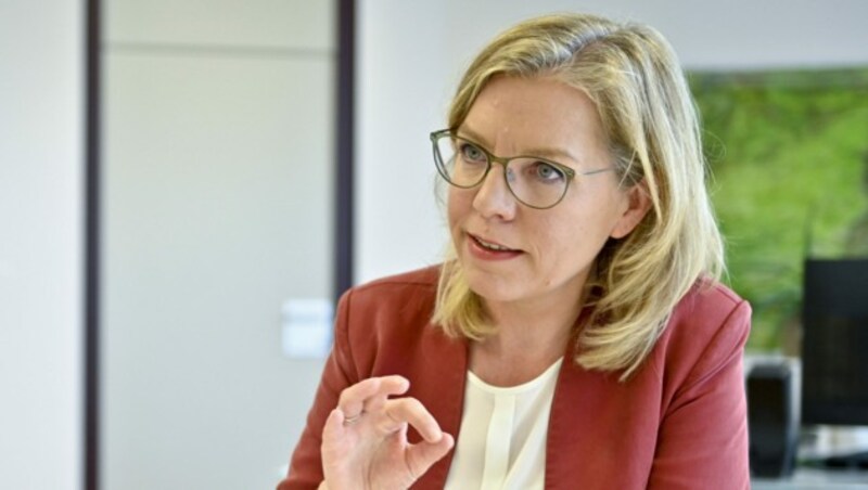 Klimaschutzministerin Gewessler will, dass sinnlose Flüge in ganz Europa eingestellt werden. (Bild: APA/HERBERT NEUBAUER)