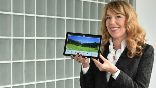 Eveline Pupeter mit dem ersten Senioren-Tablet der Linzer. (Bild: emporia)