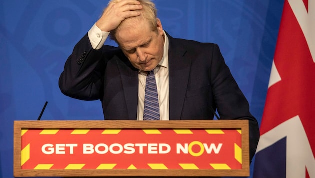 Der britische Premier Boris Johnson musste sich zuletzt häufig für sein Verhalten während der Corona-Krise entschuldigen. (Bild: AP)