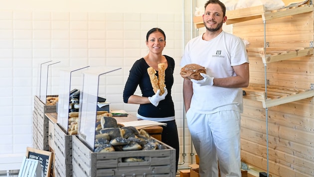 Bio-Wanderbäcker David Bonigut und seine Schwester Katharina in der neuen Bäckerei. (Bild: Alexander Schwarzl)