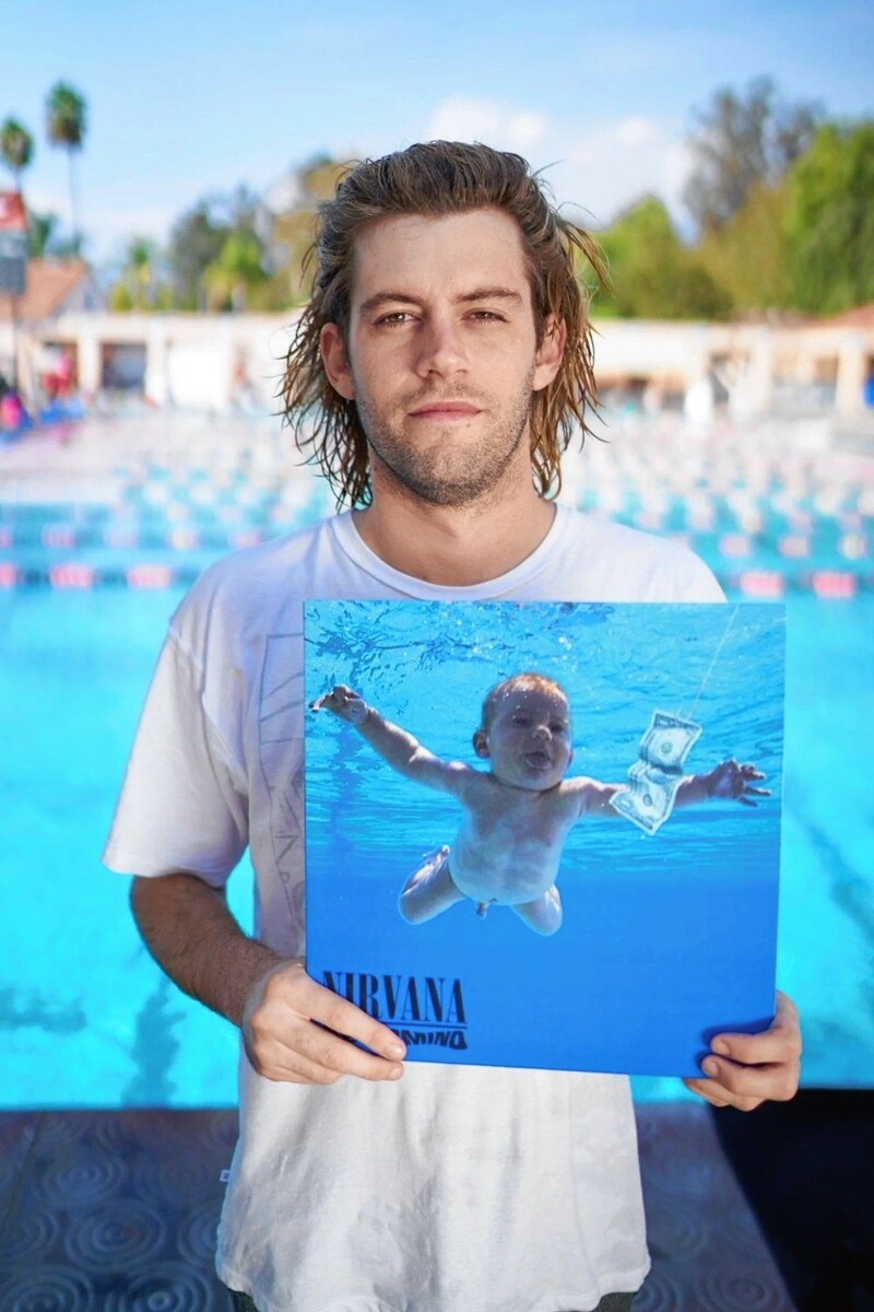 Spencer Elden mit dem Cover von „Nevermind“ (Bild: Spencer Elden)