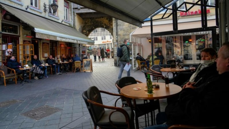 Stadt Valkenburg bei Aachen waren am Freitag bereits zahlreiche Gaststätten geöffnet. (Bild: Associated Press)