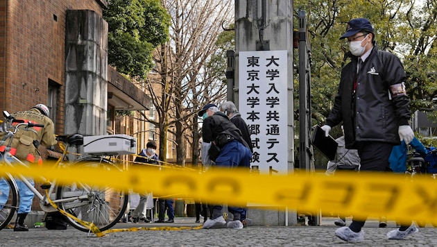 Polizeibeamte inspizieren den Tatort der Messerstecherei. (Bild: ASSOCIATED PRESS)