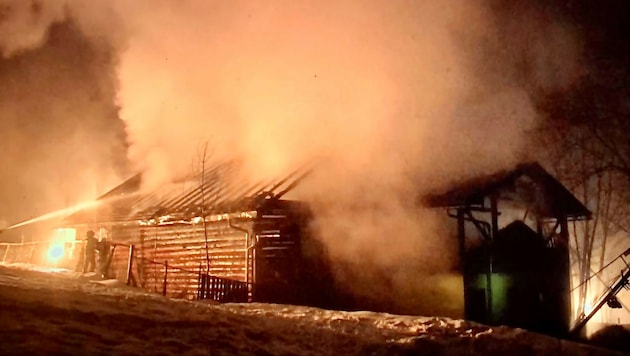 Ein Stall im Ortsteil Radochsberg war in Brand geraten. (Bild: Markus Tschepp)