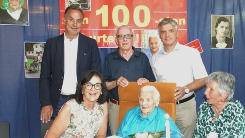 Großes Hallo am 100. Geburtstag von Stefanie Oberhammer - im Bild (v. li.) mit Sillians BM Mitteregger, Tochter Margaretha, Sohn Hans, Heimleiter Webhofer, Stefanie Oberhammer. (Bild: Wohn- und Pflegeheim Sillian)