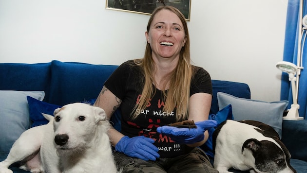 Elli Weiss ist eine echte Tierfreundin, bei der auch Hunde ein Zuhause haben. (Bild: DORISSEEBACHER)