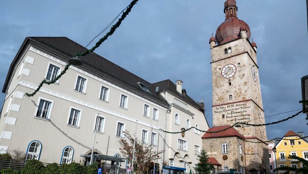 Das Rennen um das Waidhofener Rathaus (li.) ist eröffnet (Bild: Molnar Attila)