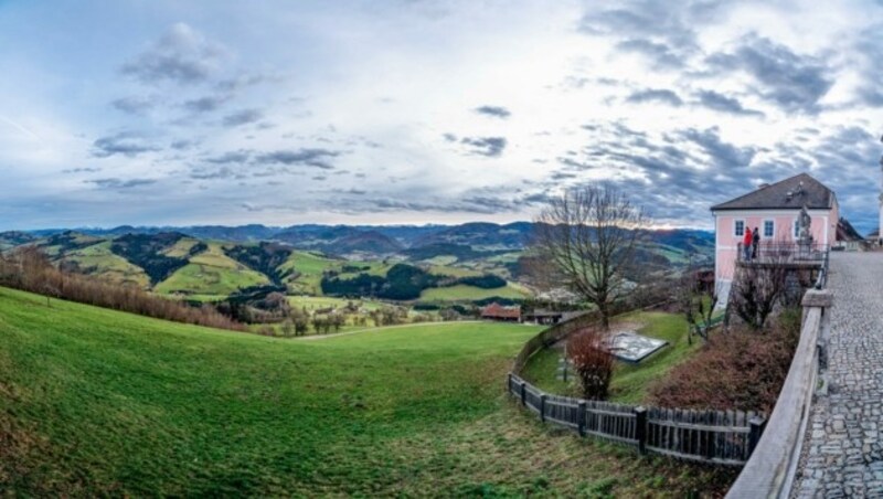 Malerisch blickt man von der Kapelle am Sonntagberg aus in Richtung Waidhofen. (Bild: Molnar Attila)