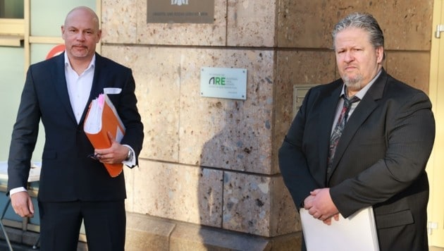 Erfolgreich vor Gericht: Ex-Betriebsrat Richard Brandl (rechts) mit seinem Anwalt Johannes Bügler. (Bild: Zwefo)