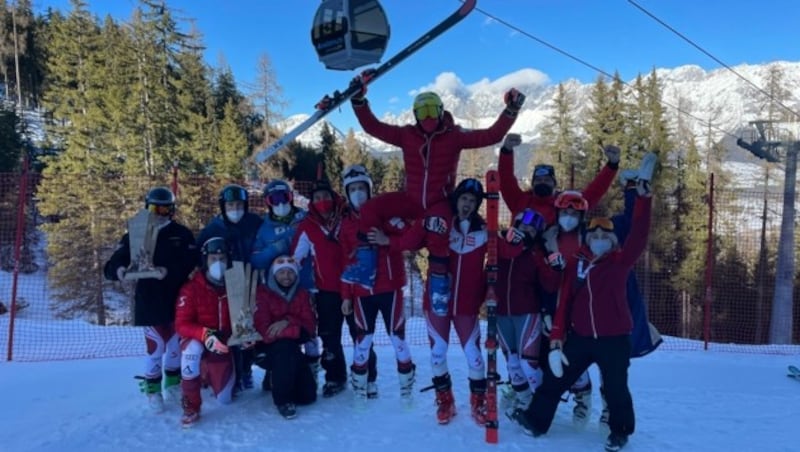 Österreichs Skicrossteam feierte den Reiteralm-Doppelsieger Mathias Graf. (Bild: Österreichischer Skiverband)