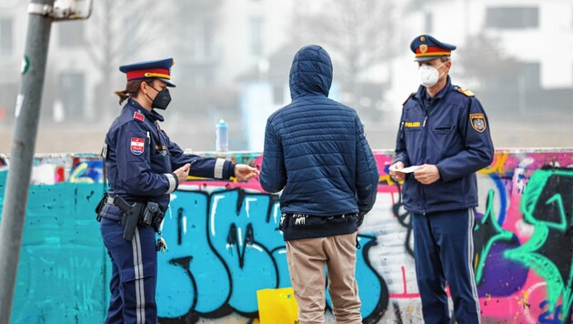 Salzburg verstärkte Polizei Kontrollen im Lehener Park - Kontrolle Graffiti Sprayer (Bild: Markus Tschepp)