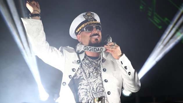 Gigi D'Agostino at one of his performances: love instead of shameful right-wing extremism (Bild: Semtainment)