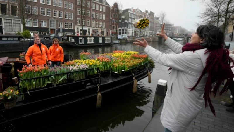 In Amsterdam wurden Tulpen an die Einwohner verschenkt, um die Laune nach dem Lockdown wieder etwas zu heben. (Bild: AP)