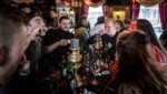Aus Protest öffneten zahlreiche Lokalbetreiber in den Niederlanden ihre Restaurants und Bars. Die Gäste freute es sichtlich ... (Bild: AFP)