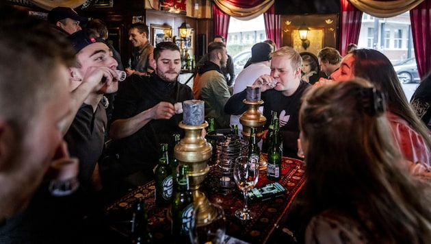 Aus Protest öffneten zahlreiche Lokalbetreiber in den Niederlanden ihre Restaurants und Bars. Die Gäste freute es sichtlich ... (Bild: AFP)