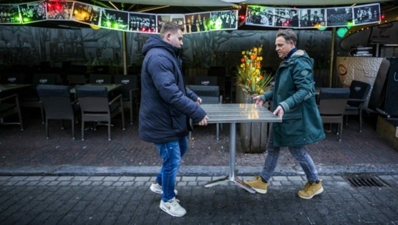 Die Wirte öffneten aus Protest gegen den Lockdown für die Gastronomie ihre Lokale. (Bild: AFP)