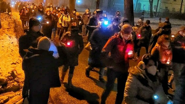 Am Samstagabend zogen 350 Kärntnern mit Lichtern durch Klagenfurt, um den Covid-Opfern zu gedenken (Bild: Tragner Christian)