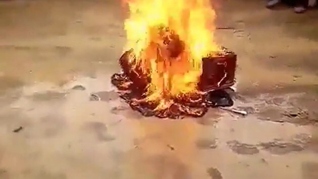 Ein Video auf Twitter zeigt, wie Taliban Musikinstrumente verbrennen und einen Musiker verhöhnen. (Bild: twitter.com/AbdulhaqOmeri)