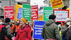 Im November 2021 wurde in Graz für bessere Bedingungen in Kindergärten und -krippen demonstriert. (Bild: Sepp Pail)