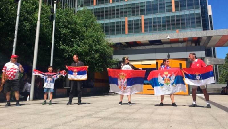 Djokovic-Fans vor dem Gerichtsgebäud (Bild: AP)