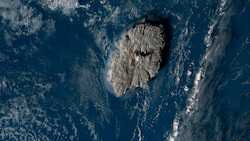 Dieses vom japanischen Wettersatelliten Himawari-8 aufgenommene Satellitenbild zeigt einen unterseeischen Vulkanausbruch im Pazifikstaat Tonga. (Bild: AP)