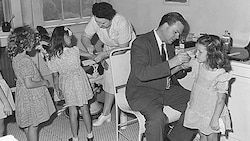 Pockenimpfung 1946 (Bild: AFP PHOTO/NATIONAL ARCHIVES HO / THE NATIONAL ARCHIVES / AFP)