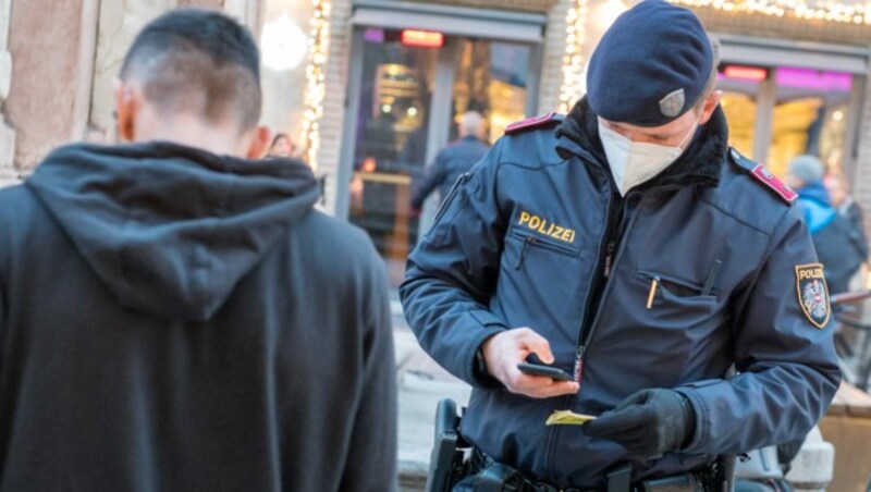 Die Impfpflicht soll ab März von der Polizei kontrolliert werden - bis dahin könnten aber weitere Einschränkungen fallen. (Bild: APA/zeitungsfoto.at/Daniel Liebl)