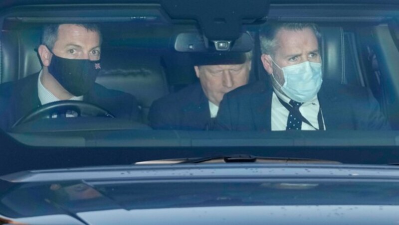 Boris Johnson (ohne Maske) nach einer Parlamentssitzung (Bild: AP Photo/Frank Augstein)